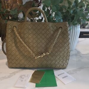 Bottega Veneta Andiamo Medium leather tote bag. 